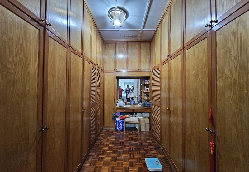 C H E A P 2 sty C O R N E R Semi D with Huge Land