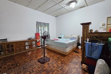 C H E A P 2 sty C O R N E R Semi D with Huge Land