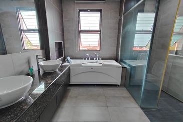 CHEAP 2 sty CORNER Bungalow at Bukit Sungai Long 