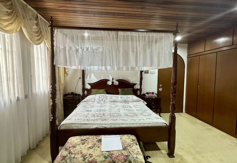 C H E A P 3 Storey Bungalow House at Bangsar For Sale