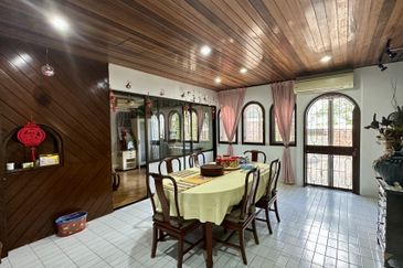 C H E A P 3 Storey Bungalow House at Bangsar For Sale