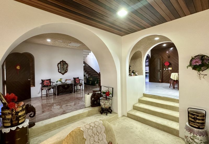 C H E A P 3 Storey Bungalow House at Bangsar For Sale