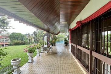 C H E A P 3 Storey Bungalow House at Bangsar For Sale