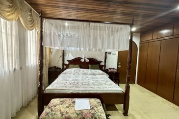 C H E A P 3 Storey Bungalow House at Bangsar For Sale