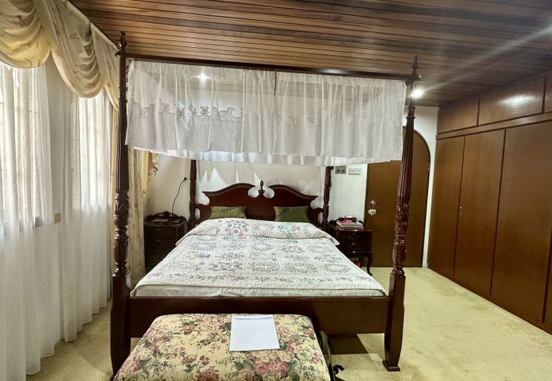 C H E A P 3 Storey Bungalow House at Bangsar For Sale