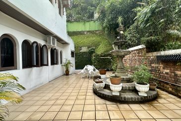 C H E A P 3 Storey Bungalow House at Bangsar For Sale