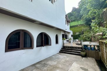 C H E A P 3 Storey Bungalow House at Bangsar For Sale