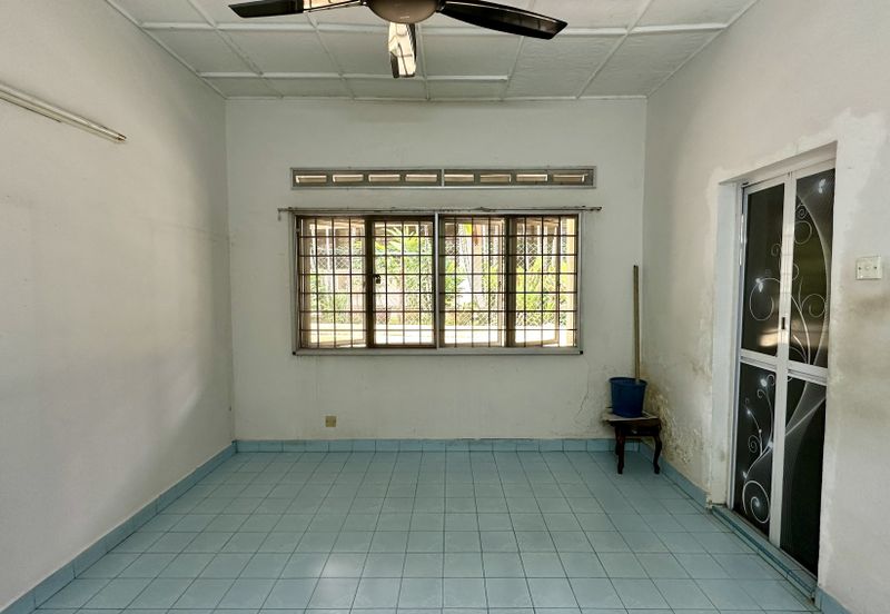 C H EA P 1 Storey Semi D House at Bangsar For Sale