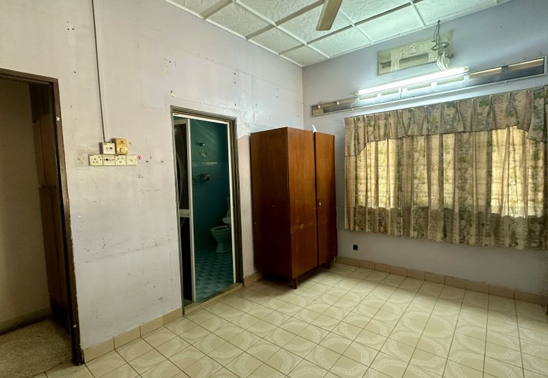 C H EA P 1 Storey Semi D House at Bangsar For Sale