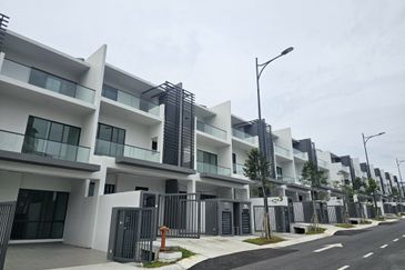 C H E A P 3 Storey Terrace @ Residensi Bukit Orkid, Batu 9 Cheras 