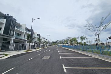 C H E A P 3 Storey Terrace @ Residensi Bukit Orkid, Batu 9 Cheras 