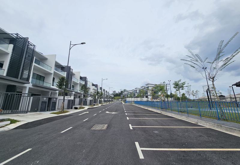 C H E A P 3 Storey Terrace @ Residensi Bukit Orkid, Batu 9 Cheras 