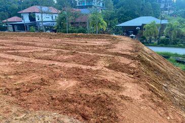 C H E A P bungalow land at Equine Park, Seri Kembangan