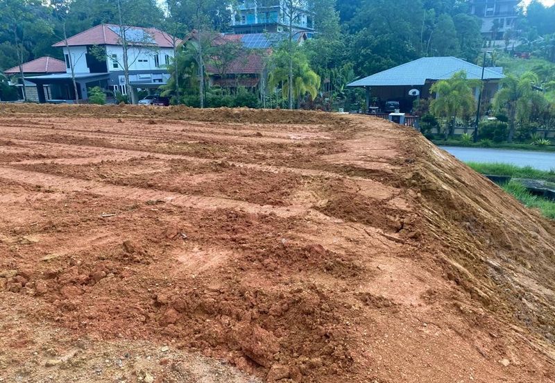 C H E A P bungalow land at Equine Park, Seri Kembangan