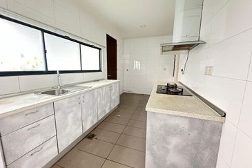 CHEAP 2.5 Sty Semi D at Twin Palm, Sungai Long with good condition & layout 