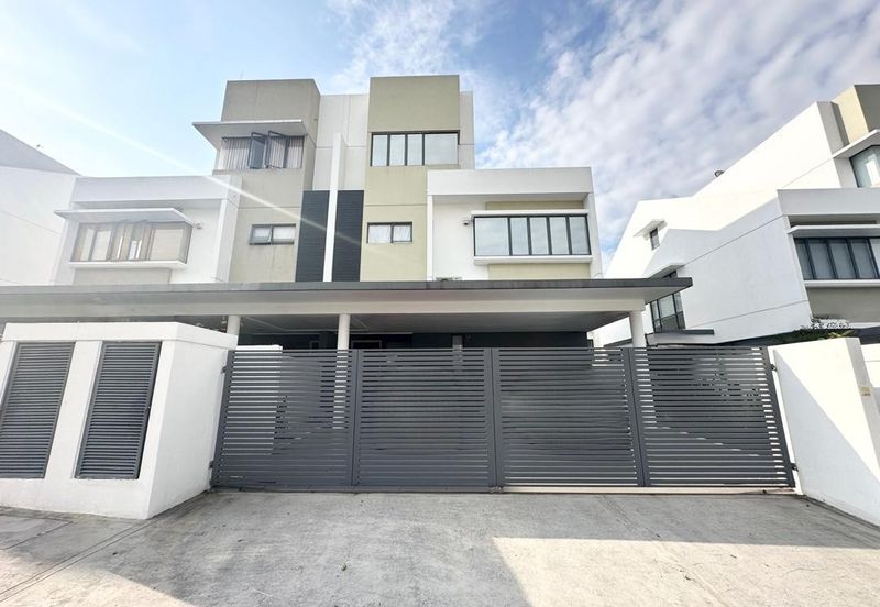 CHEAP 2.5 Sty Semi D at Twin Palm, Sungai Long with good condition & layout 