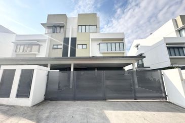 CHEAP 2.5 Sty Semi D at Twin Palm, Sungai Long with good condition & layout 