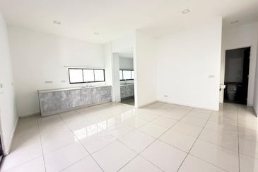 CHEAP 2.5 Sty Semi D at Twin Palm, Sungai Long with good condition & layout 