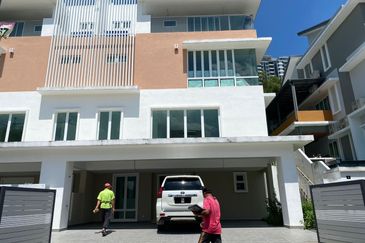 CHEAP 3.5 Sty Semi-D Puncak Indah, Sungai Long For Sale