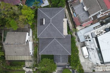 C H E A P 2 Sty Bungalow House @ Bangsar