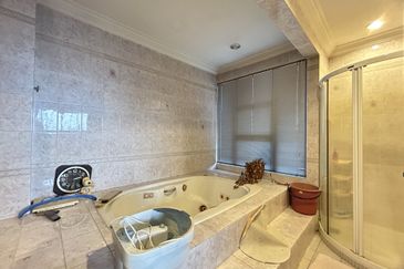 C H E A P Bangsar 2 Storey Bungalow House Basic Condition For Sale