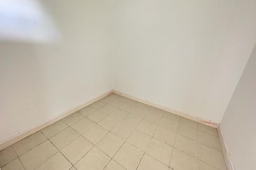 C H E A P 2 sty Semi-D at Seri Sungai Long with no one stay before