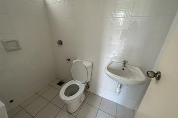 C H E A P 2 sty Semi-D at Seri Sungai Long with no one stay before