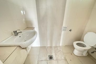 C H E A P 2 sty Semi-D at Seri Sungai Long with no one stay before