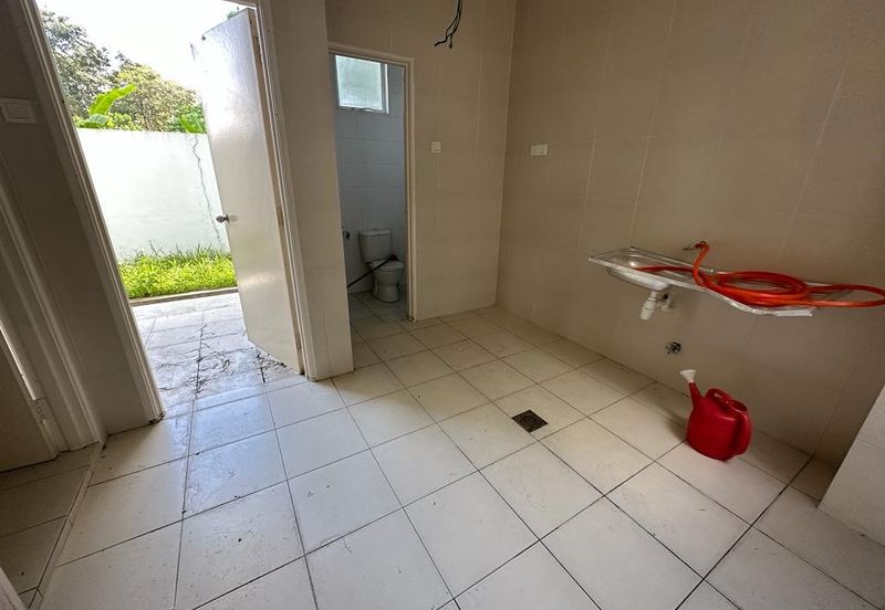 C H E A P 2 sty Semi-D at Seri Sungai Long with no one stay before