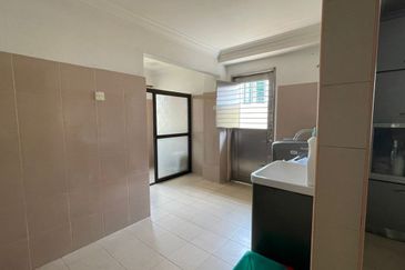 C H E A P 2 sty Taman Oug Semi D house for sale