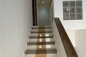 C H E A P 2 sty Taman Oug Semi D house for sale