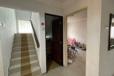 C H E A P 2 sty Taman Oug Semi D house for sale