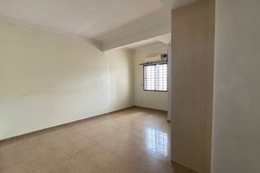 C H E A P 2 sty Taman Oug Semi D house for sale