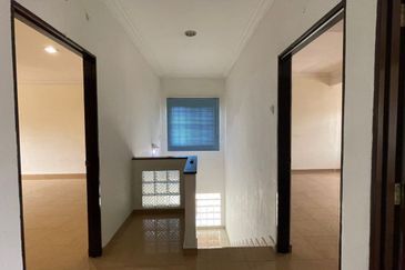 C H E A P 2 sty Taman Oug Semi D house for sale