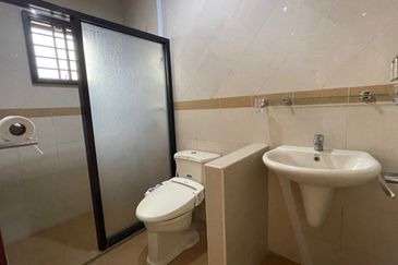 C H E A P 2 sty Taman Oug Semi D house for sale