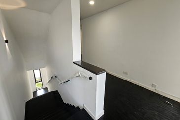 C H E A P Lakefields Sungai Besi 3 Storey Lake View Semi-D