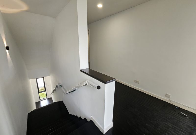 C H E A P Lakefields Sungai Besi 3 Storey Lake View Semi-D