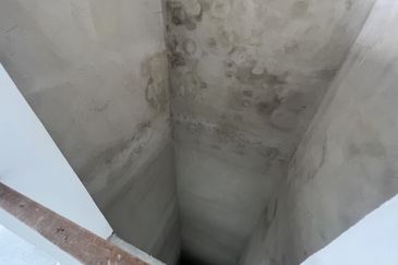 C H E A P 4 Sty shoplot Facing main road at Batu 11 Cheras