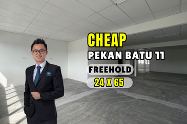 C H E A P 4 Sty shoplot Facing main road at Batu 11 Cheras