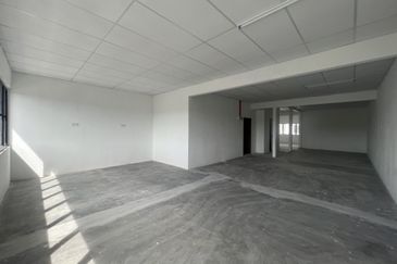 C H E A P 4 Sty shoplot Facing main road at Batu 11 Cheras