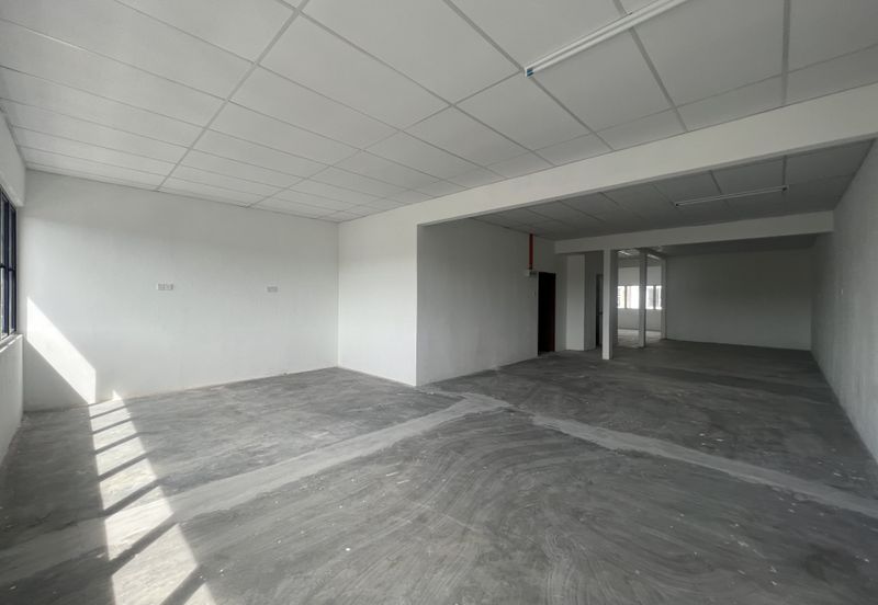 C H E A P 4 Sty shoplot Facing main road at Batu 11 Cheras