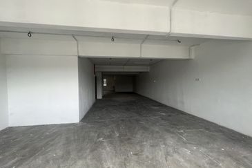 C H E A P 4 Sty shoplot Facing main road at Batu 11 Cheras