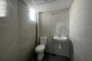 C H E A P 4 Sty shoplot Facing main road at Batu 11 Cheras