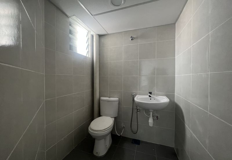 C H E A P 4 Sty shoplot Facing main road at Batu 11 Cheras