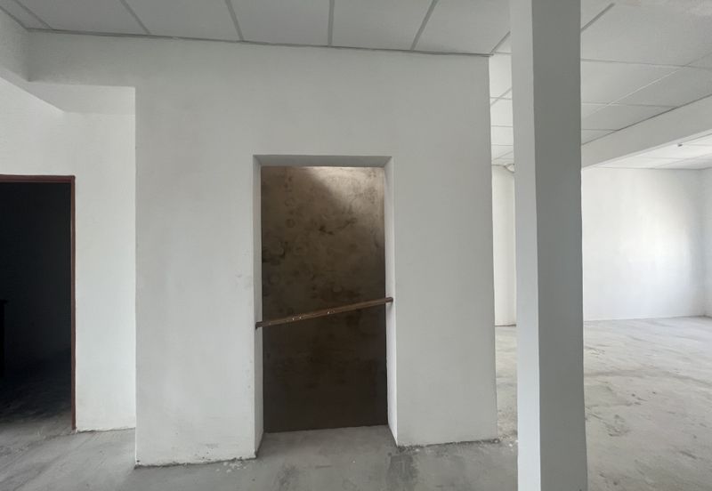 C H E A P 4 Sty shoplot Facing main road at Batu 11 Cheras