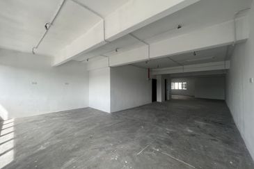 C H E A P 4 Sty shoplot Facing main road at Batu 11 Cheras