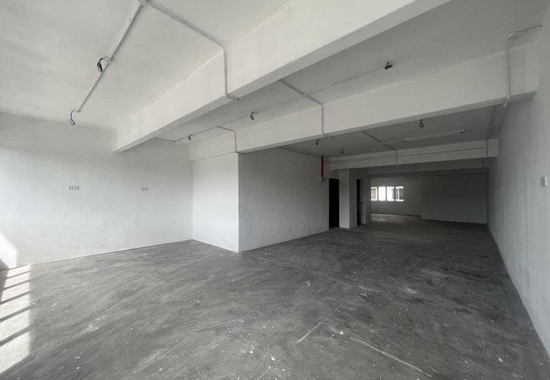 C H E A P 4 Sty shoplot Facing main road at Batu 11 Cheras