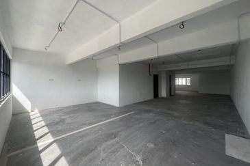 C H E A P 4 Sty shoplot Facing main road at Batu 11 Cheras