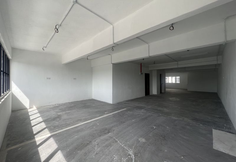 C H E A P 4 Sty shoplot Facing main road at Batu 11 Cheras