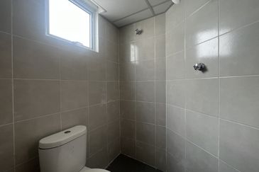 C H E A P 4 Sty shoplot Facing main road at Batu 11 Cheras